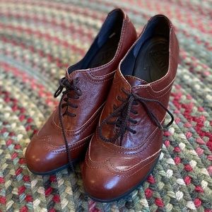 Size 8.5 Born Oxford heels